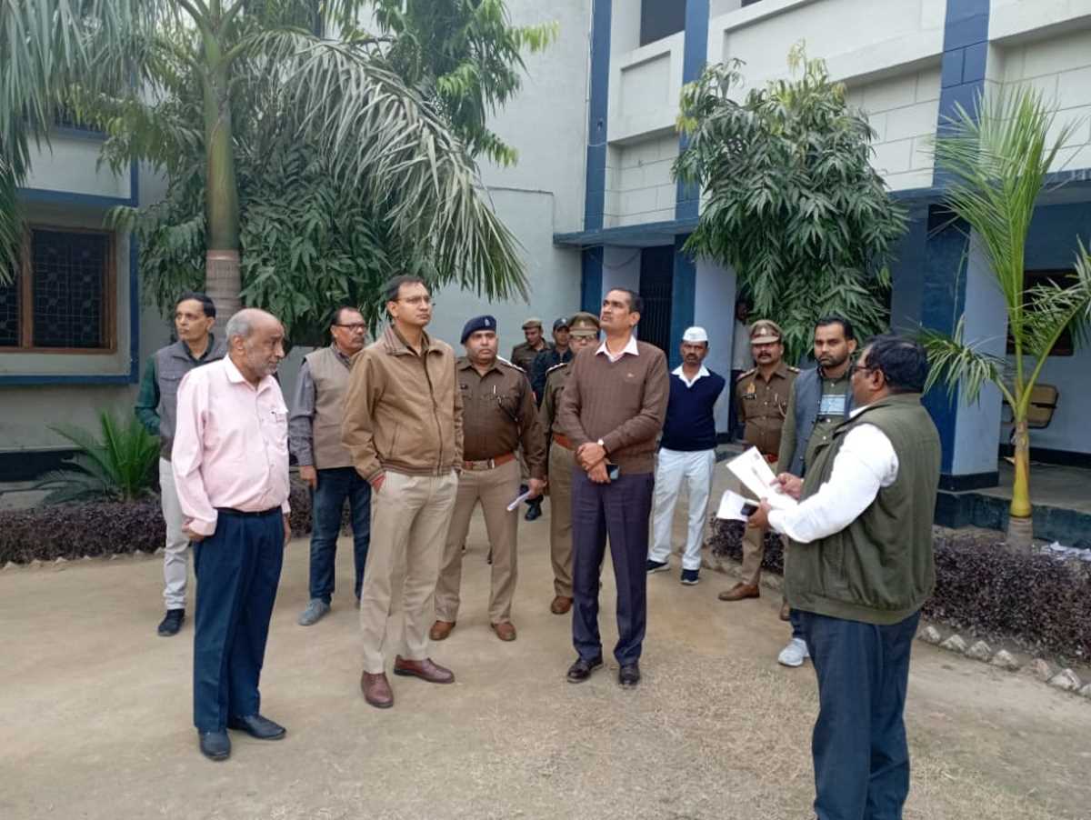 निकाय चुनाव तैयारी : डीएम एसएसपी ने बूथो का निरीक्षण किया